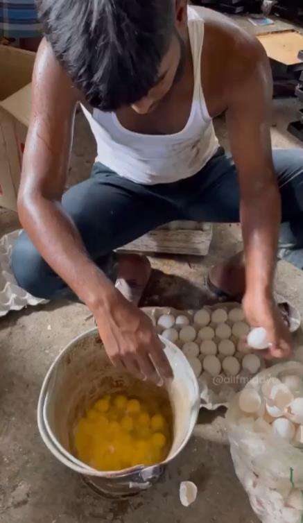 Proses pembuatan kue ulang tahun di India.