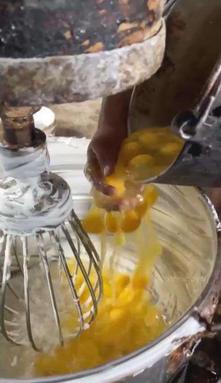 Proses pembuatan kue ulang tahun di India.