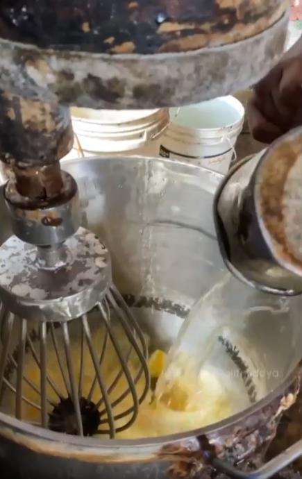 Proses pembuatan kue ulang tahun di India.