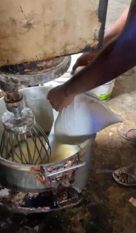 Proses pembuatan kue ulang tahun di India.