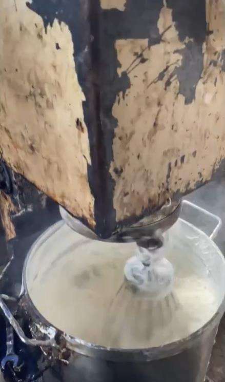 Proses pembuatan kue bolu ala India yang bikin mual.