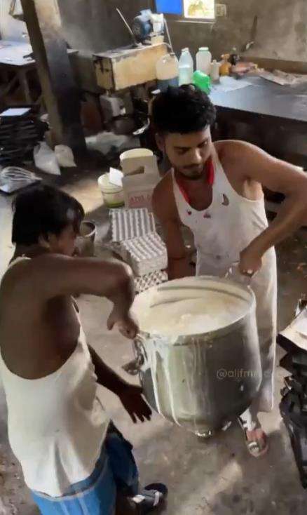 Proses pembuatan kue ulang tahun di India.