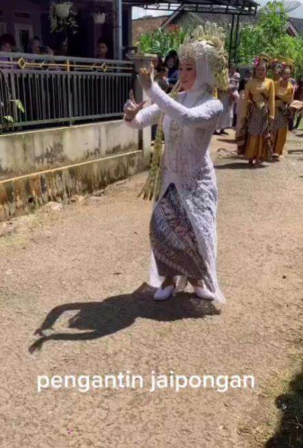Aksi pengantin wanita unjuk kebolehan menari jaipong.
