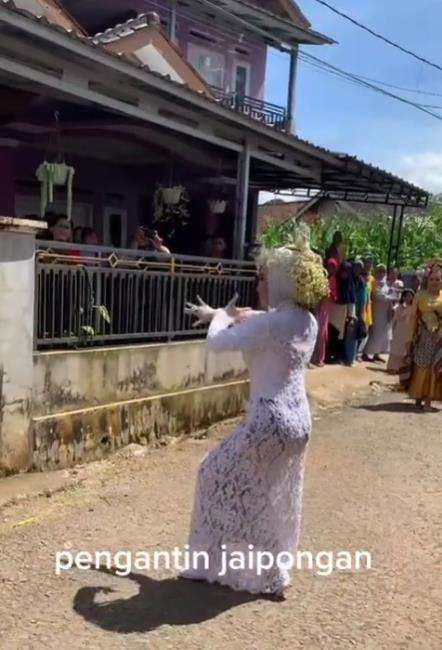 Aksi pengantin wanita unjuk kebolehan menari jaipong.