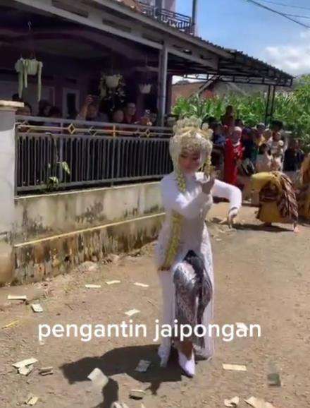 Aksi pengantin wanita unjuk kebolehan menari jaipong.