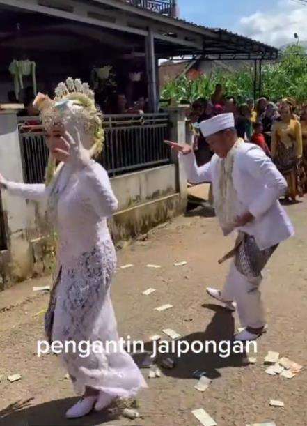 Aksi pengantin wanita unjuk kebolehan menari jaipong.