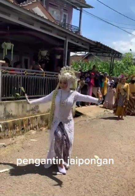 Aksi pengantin wanita unjuk kebolehan menari jaipong.