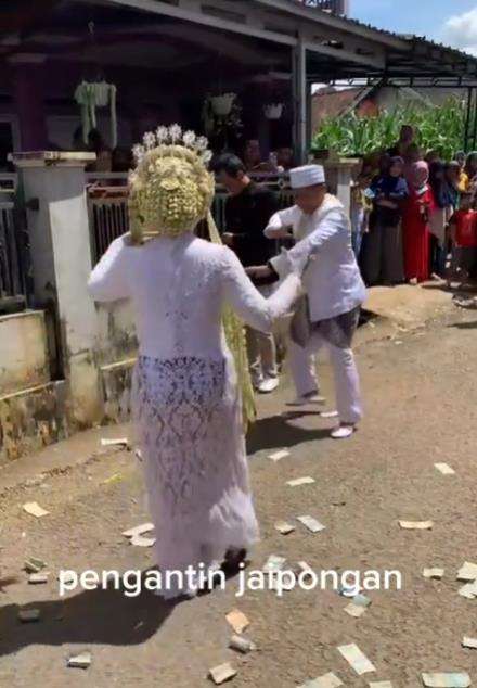 Aksi pengantin wanita unjuk kebolehan menari jaipong.