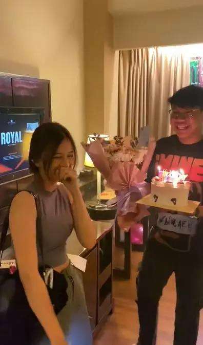 Cerita cinta yang mengharukan.