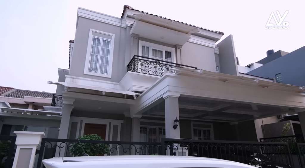 Tampilan depan  rumah Angga Wijaya