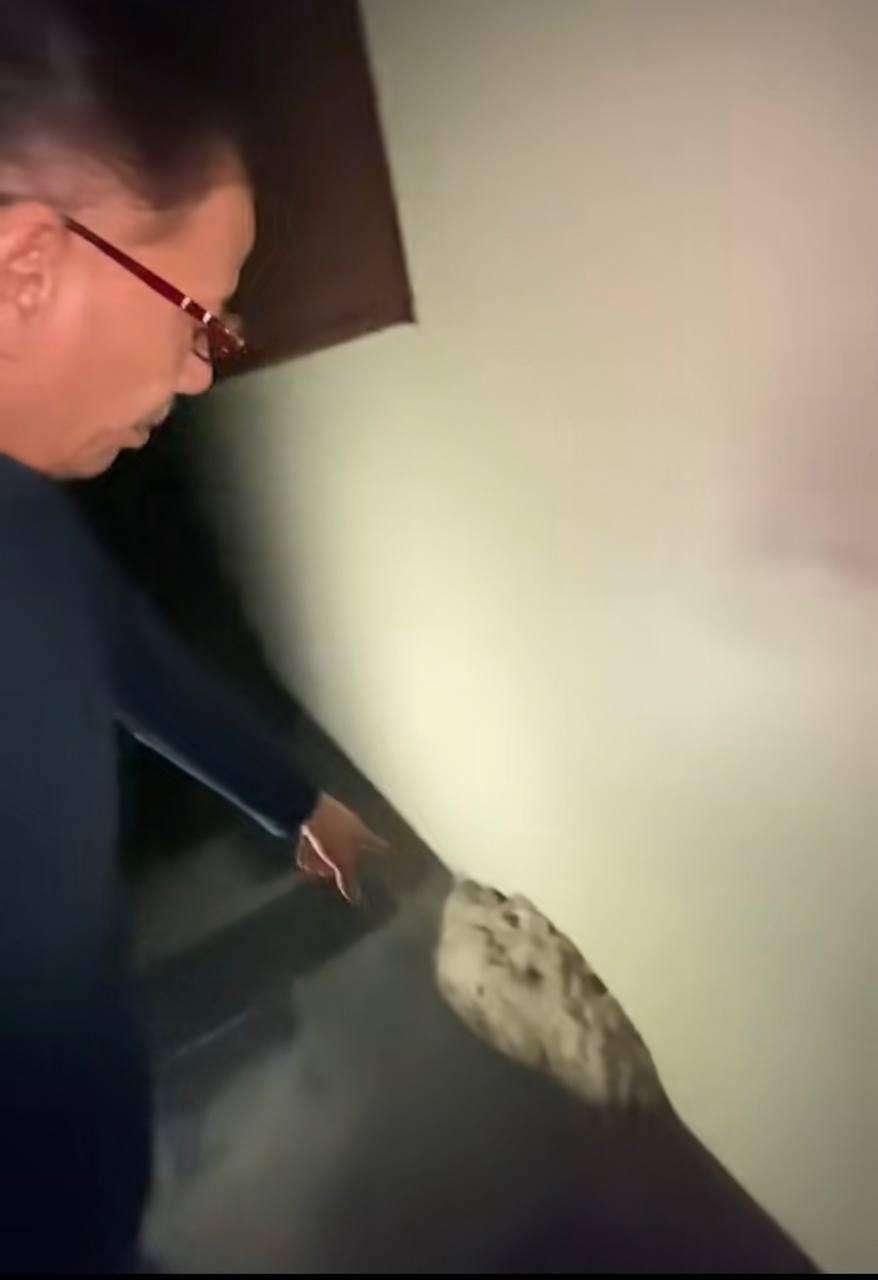 Dikira bekas semen mengeras, ternyata batu granit misterius.