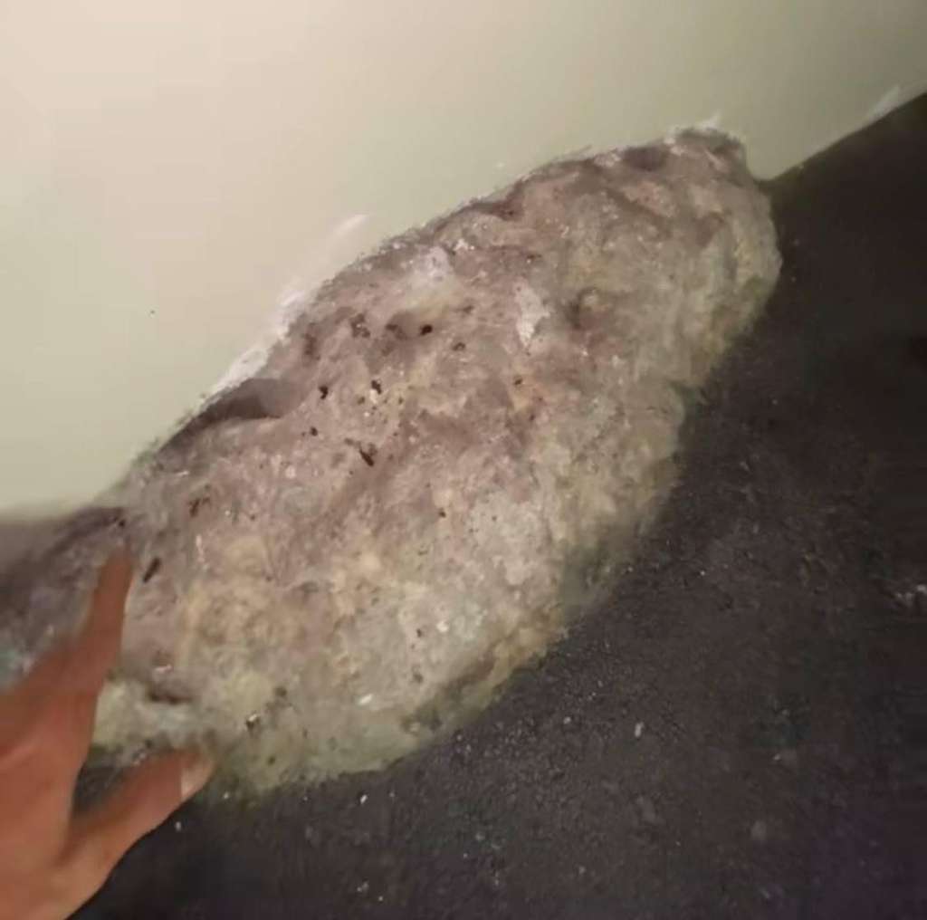 Dikira bekas semen mengeras, ternyata batu granit misterius.