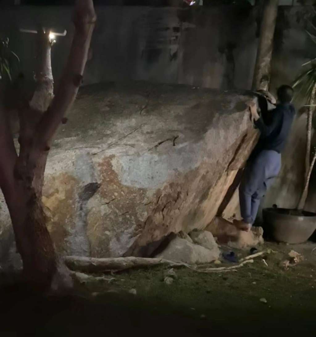Dikira bekas semen mengeras, ternyata batu granit misterius.