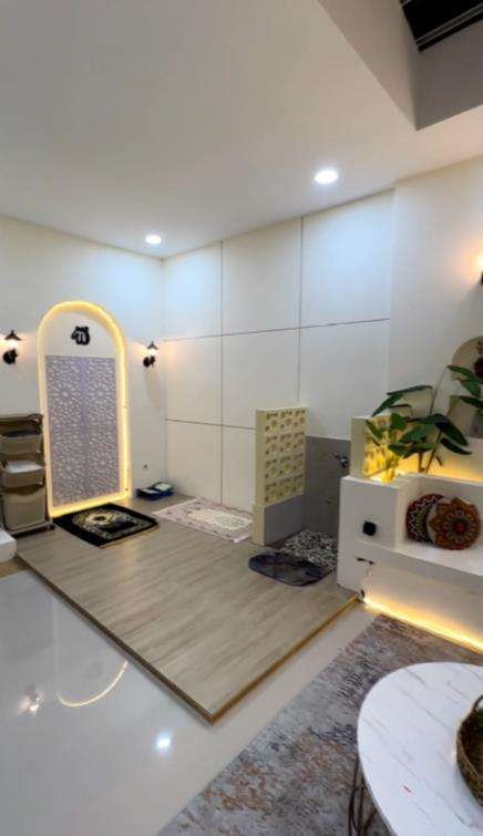Rumah kontrakan jadul direnovasi jadi hunian mewah berdesain tropis perpaduan Mediterania.