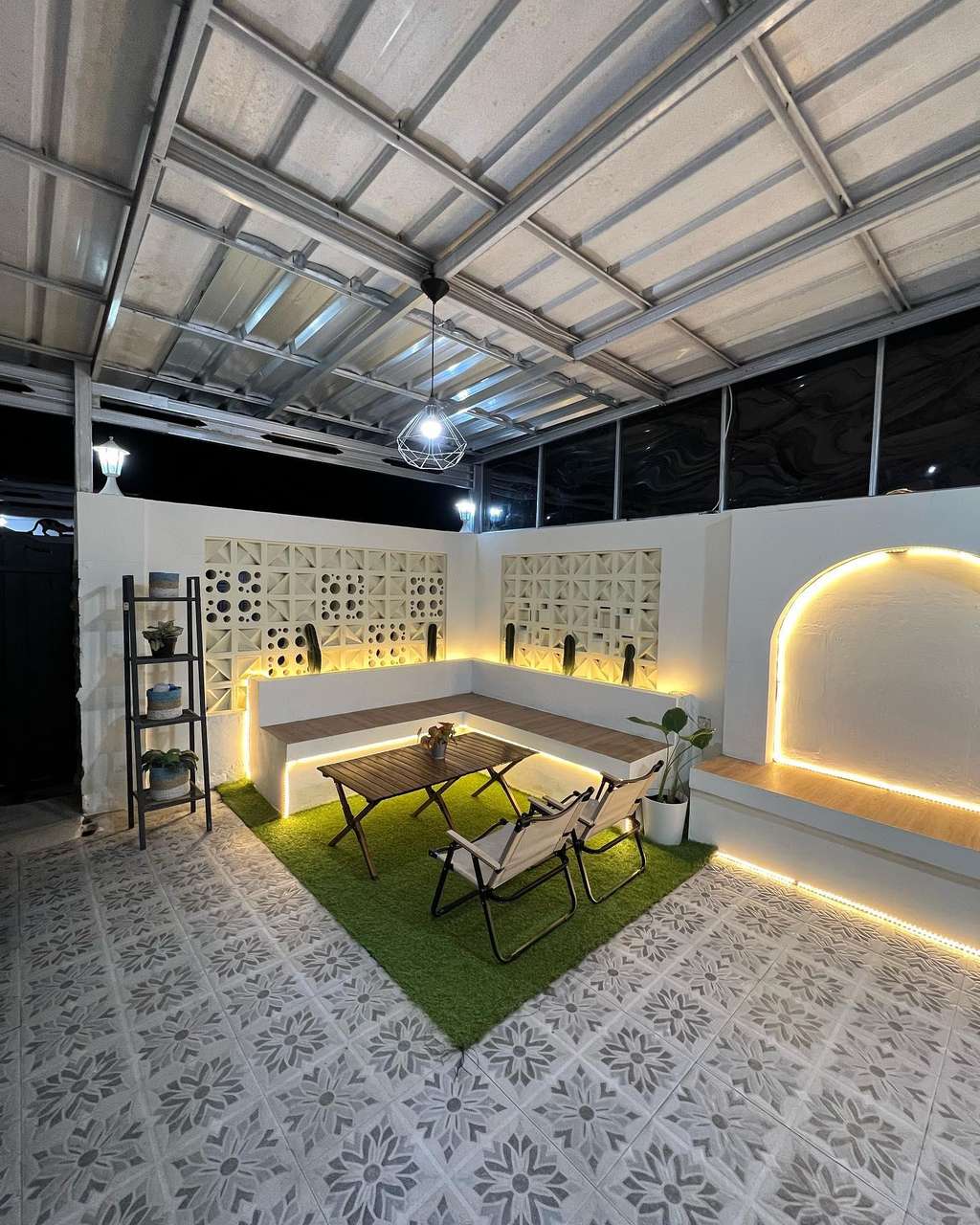 Rumah kontrakan jadul direnovasi jadi hunian mewah berdesain tropis perpaduan Mediterania.