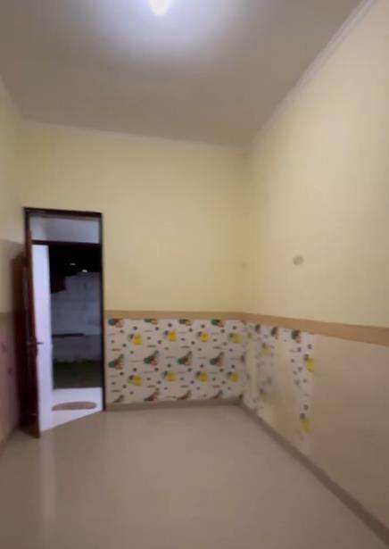 Rumah kontrakan jadul direnovasi jadi hunian mewah berdesain tropis perpaduan Mediterania.