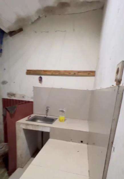 Rumah kontrakan jadul direnovasi jadi hunian mewah berdesain tropis perpaduan Mediterania.