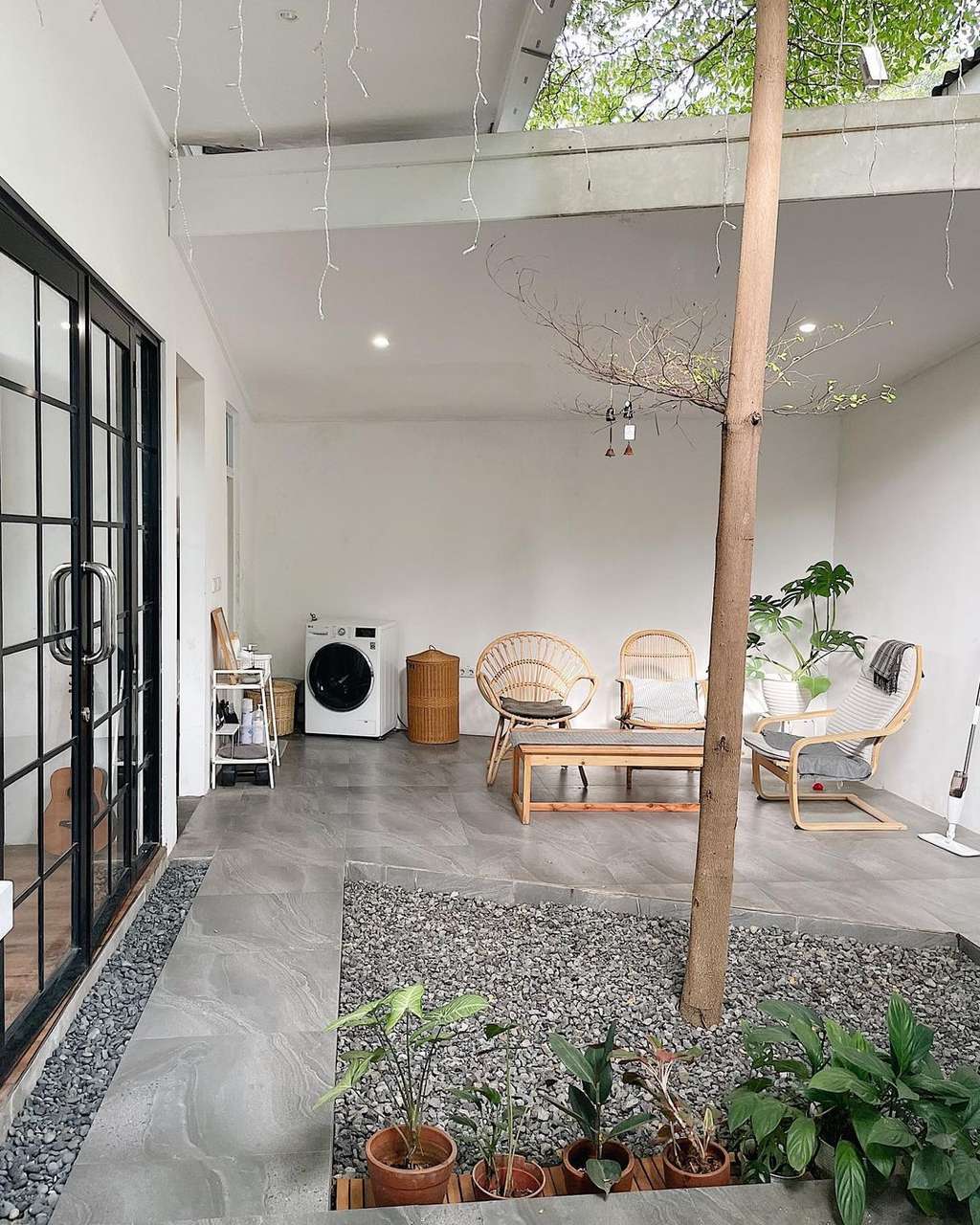 Taman di tengah rumah