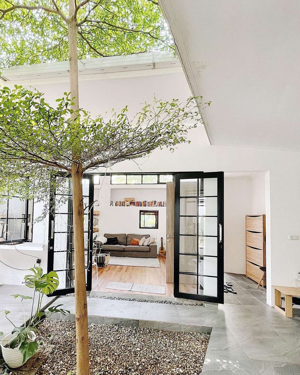 Taman di tengah rumah