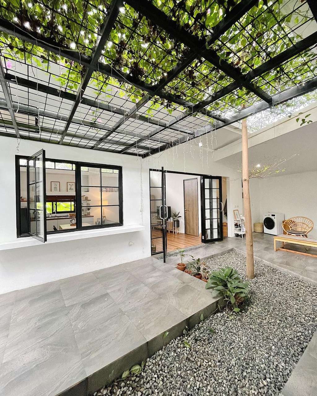 Taman di tengah rumah