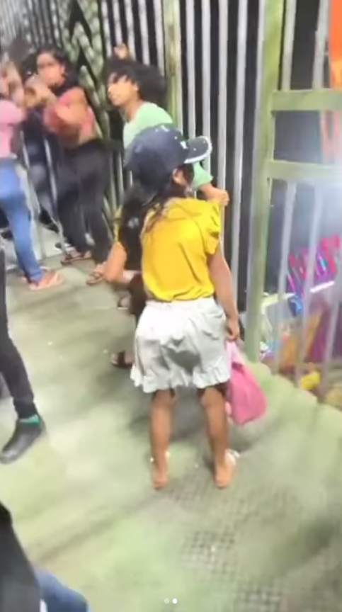 Detik-Detik Gadis Kecil Santai Naik Kora-Kora Tanpa Pengaman, yang Melihat Gemeteran
