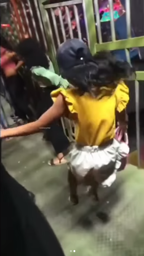 Detik-Detik Gadis Kecil Santai Naik Kora-Kora Tanpa Pengaman, yang Melihat Gemeteran