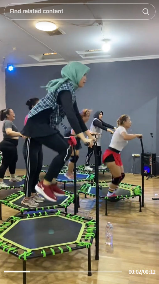 Terlalu Bersemangat Olahraga, Wanita ini Nyungsep saat Melompat di Trampolin, Sebelahnya Langsung Ngakak