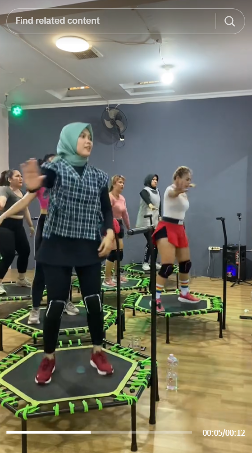 Terlalu Bersemangat Olahraga, Wanita ini Nyungsep saat Melompat di Trampolin, Sebelahnya Langsung Ngakak