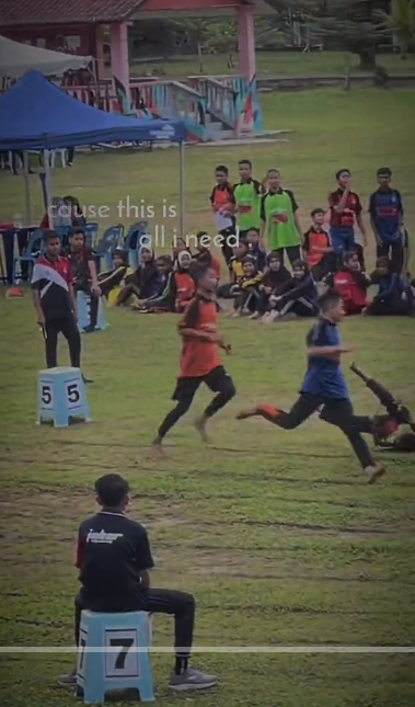 Respect! Remaja ini Rela Kehilangan Kemenangan Demi Bantu Lawannya yang Terjatuh saat Lomba Lari