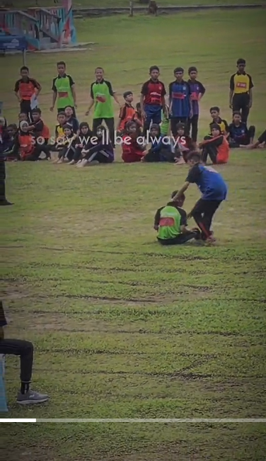 Respect! Remaja ini Rela Kehilangan Kemenangan Demi Bantu Lawannya yang Terjatuh saat Lomba Lari