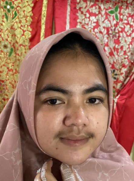 Pengantin wanita berkumis.