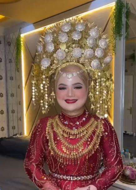 Pengantin wanita berkumis.