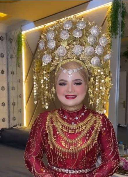 Pengantin wanita berkumis.