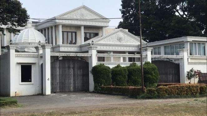 Rumah selebriti angker.
