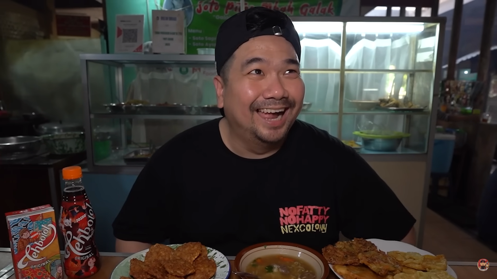 Momen Emak-Emak Nyomot Gorengan Food Vlogger Nex Carlos, Bikin Ngakak Melihatnya