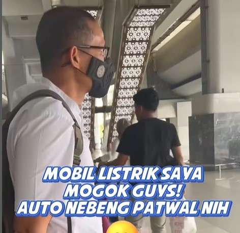 Mobil Sandiaga Uno mogok