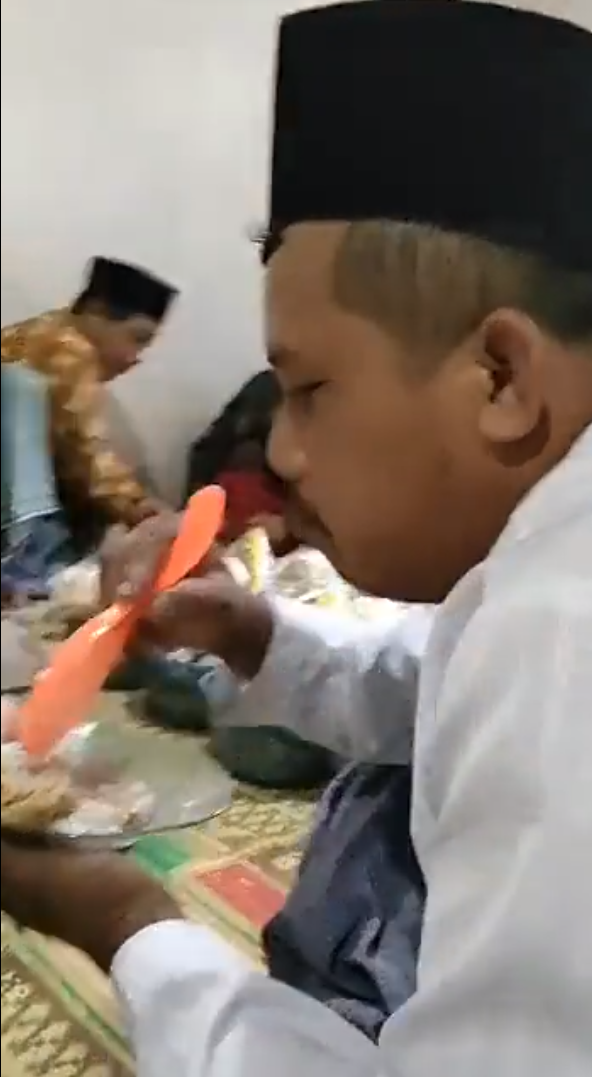 Agak Lain! Pria ini Makan Pakai Alat Tak Biasa, Suapan Banyak Lebih Cepat Kenyang