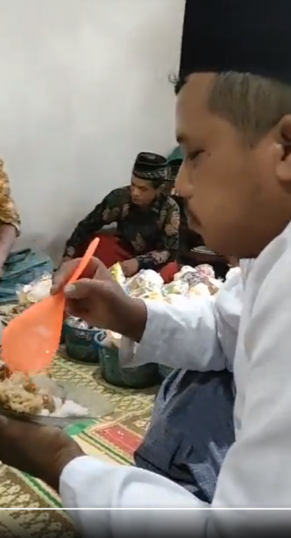 Agak Lain! Pria ini Makan Pakai Alat Tak Biasa, Suapan Banyak Lebih Cepat Kenyang