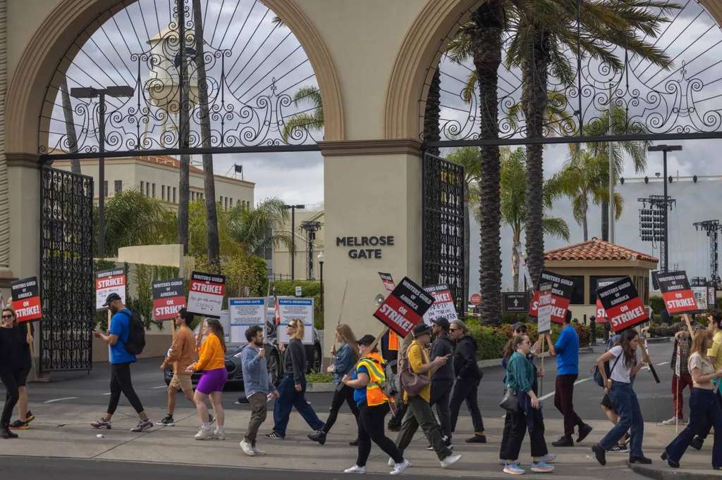 Pemogokan penulis Hollywood di depan studio Paramount Pemogokan penulis Hollywood di depan studio Paramount