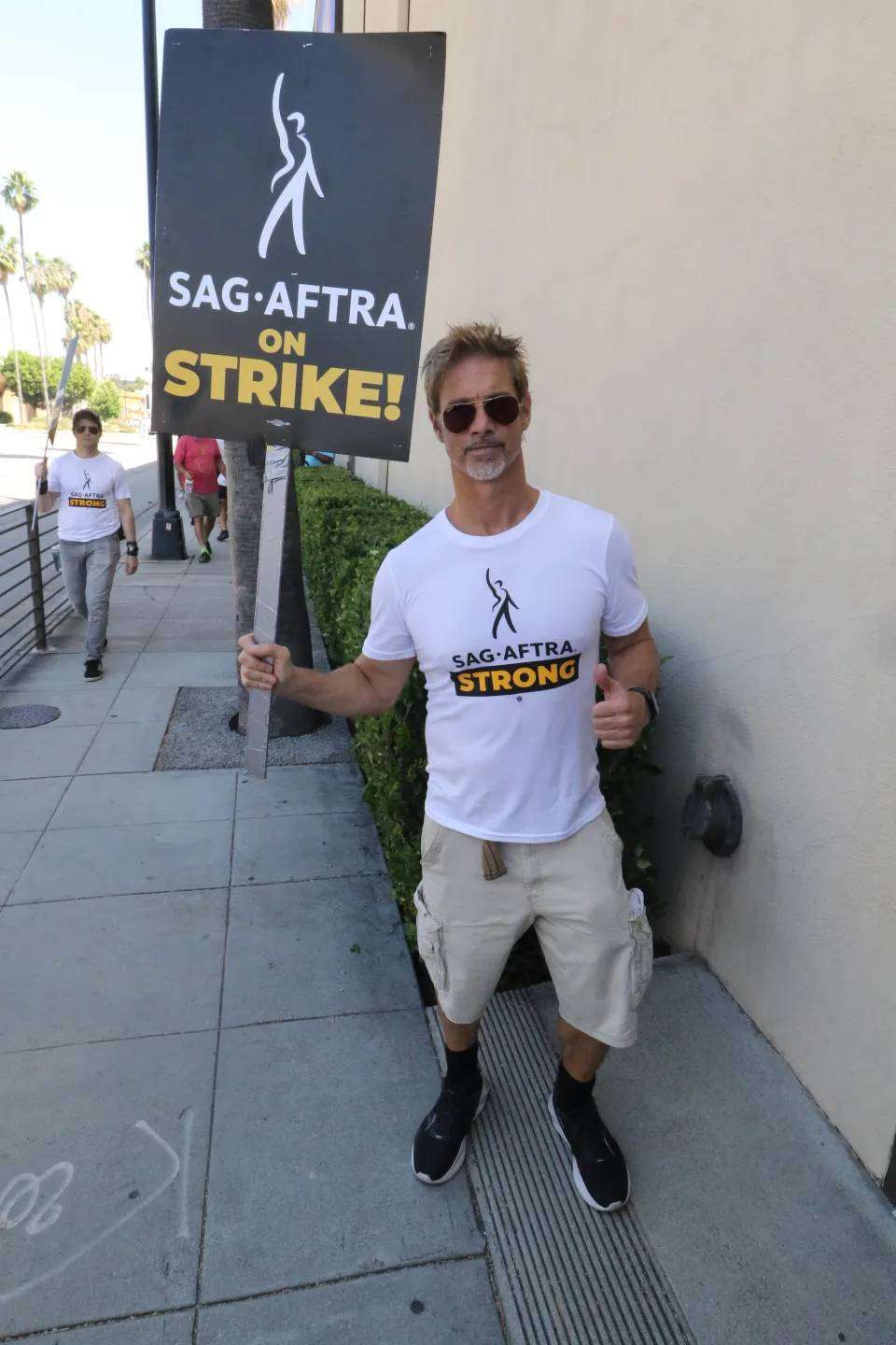 Brad Pitt juga bergabung dalam demo serikat aktor SAG-AFRA Brad Pitt juga bergabung dalam demo serikat aktor SAG-AFRA