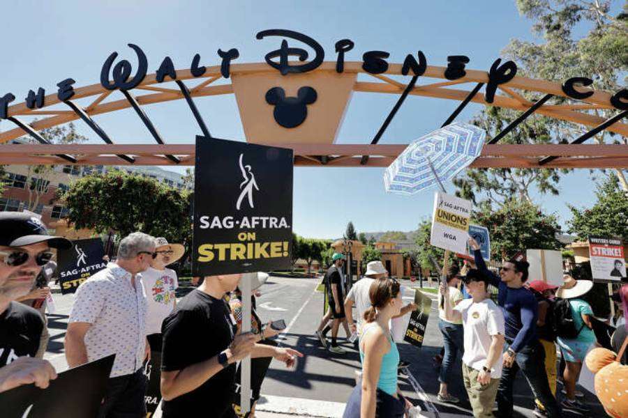 Pemgokan serikat aktor di depan studio Walt Disney Pemgokan serikat aktor di depan studio Walt Disney