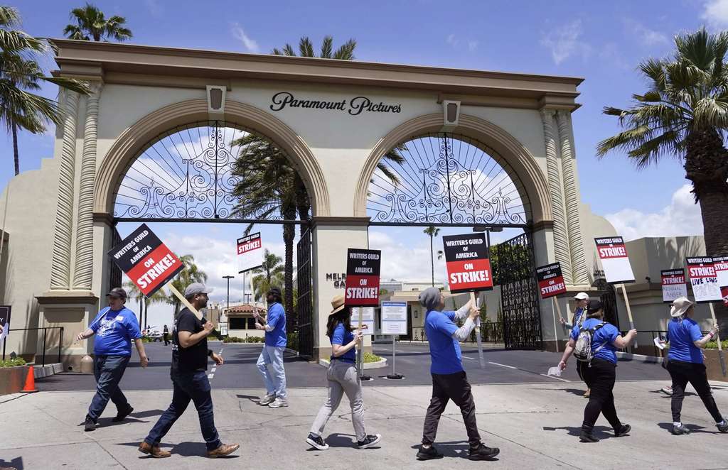 Demo penulis dan aktor Hollywood di depan studio Paramount Demo penulis dan aktor Hollywood di depan studio Paramount