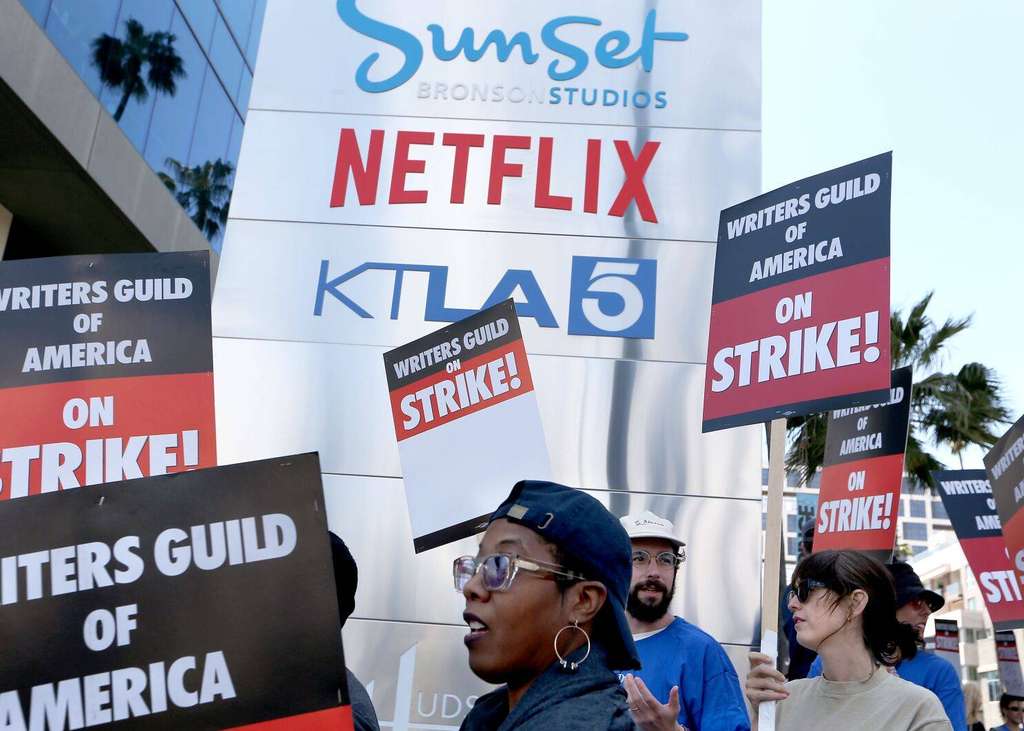 Demo penulis Hollywood di depan studio Netflix Demo penulis Hollywood di depan studio Netflix