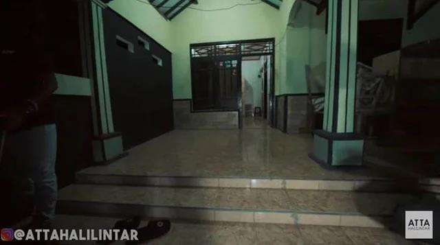 Perbandingan rumah Panji Petualang sebelum dan setelah sukses, bak langit dan bumi.