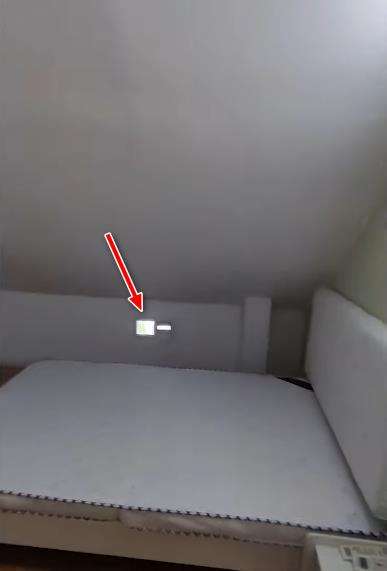 Kamar tidur dengan jendela mini.