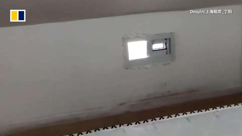Kamar tidur dengan jendela mini.