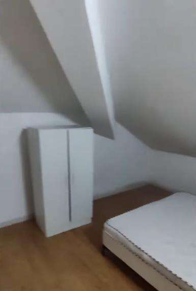 Kamar tidur dengan jendela mini.