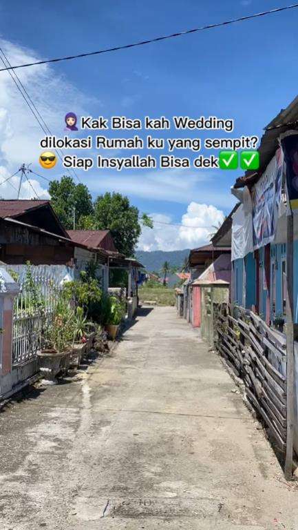 Dekorasi pelaminan di gang sempit mirip di hotel mewah.