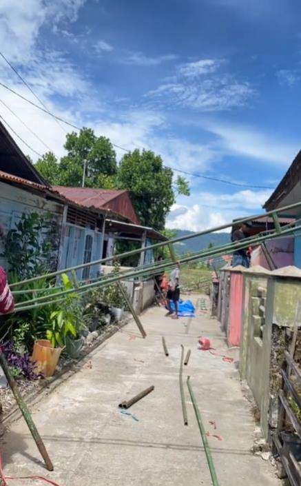 Dekorasi pelaminan di gang sempit mirip di hotel mewah.