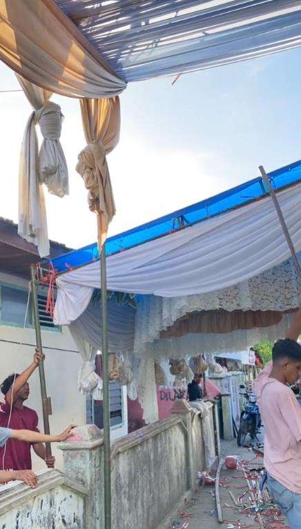 Dekorasi pelaminan di gang sempit mirip di hotel mewah.